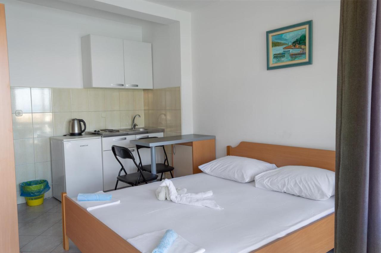 Apartments Ivica - Beachfront Drvenik  Exterior photo